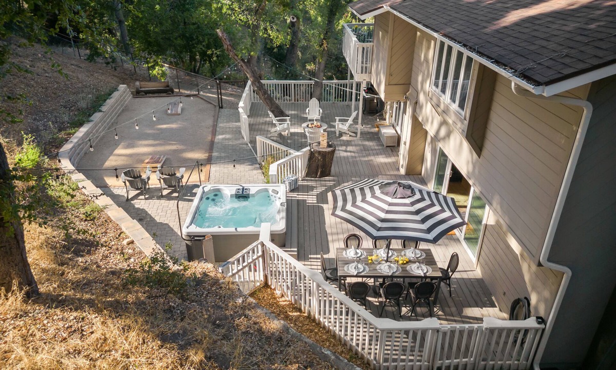 Atascadero House | Hidden Oaks Farmhouse by AvantStay | Hot Tub, Deck