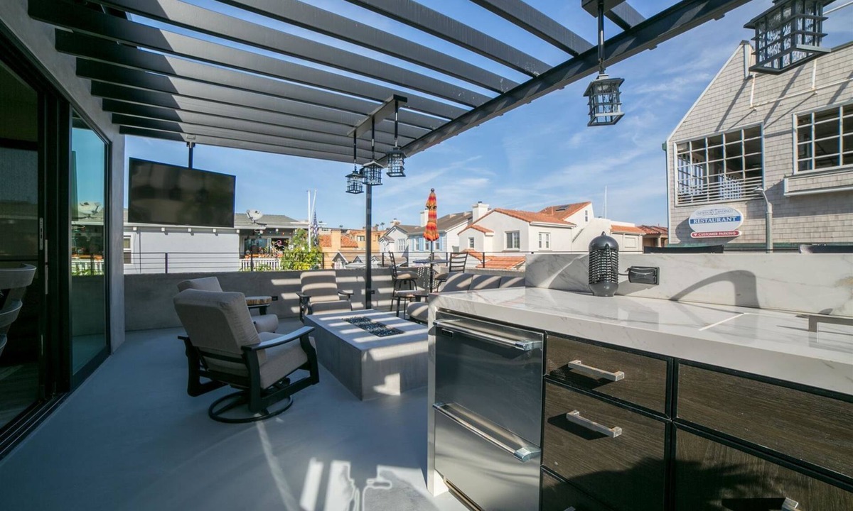 Balboa Peninsula House | High-end Home Near the Beach - Firepit - Outdoor Kitchen