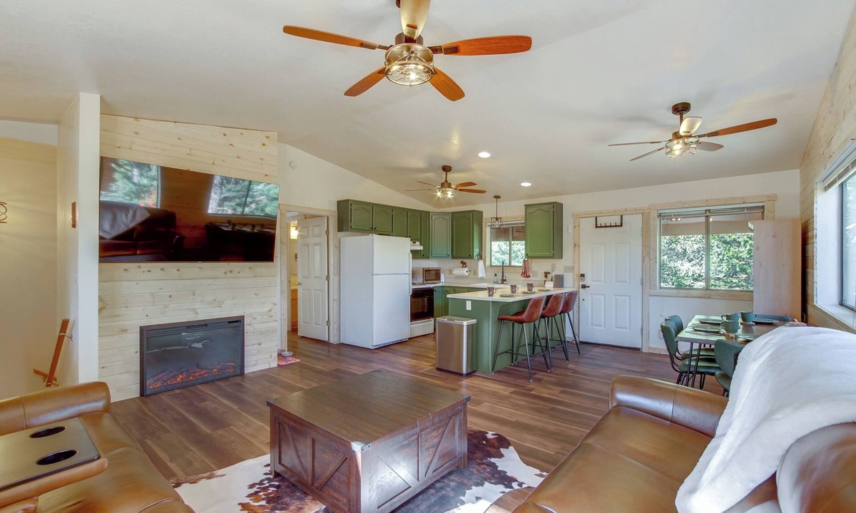 Meadow View Heights Cabin | High Noon Hideaway: Zion Cabin w/Fire Pit!