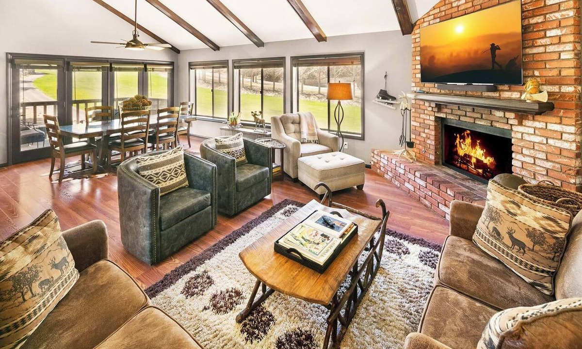 Big Bear Lake Condo | Higher End Townhome! Views of Bear Mtn! WiFi! Laundry! Walk to Bear Mtn!