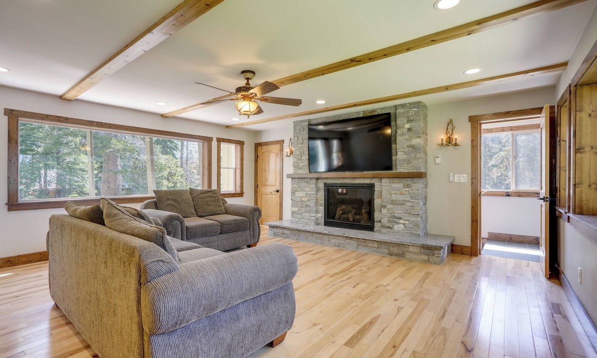 Echo Lake Cabin | Hike, Ski & Explore! Spacious Home in Twin Bridges