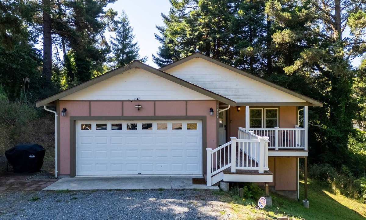 Humboldt Hill House | 🏡 Hillcrest Hideaway- Tucked Away Cozy Comfort and Convenience 🌳