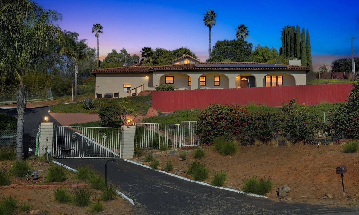 Vista House | Hilltop Retreat | Games/Hot Tub/Golf/Basketball
