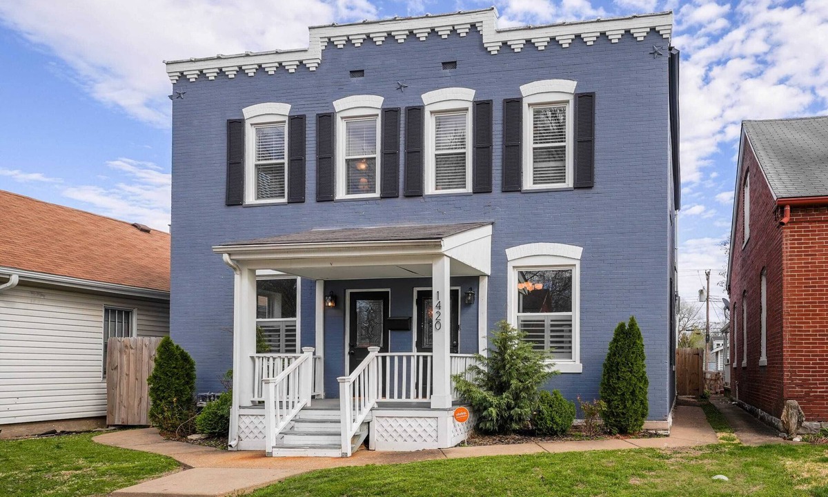 St. Charles Historic District House | Historic 4‑BR Farmhouse Steps to Main Street