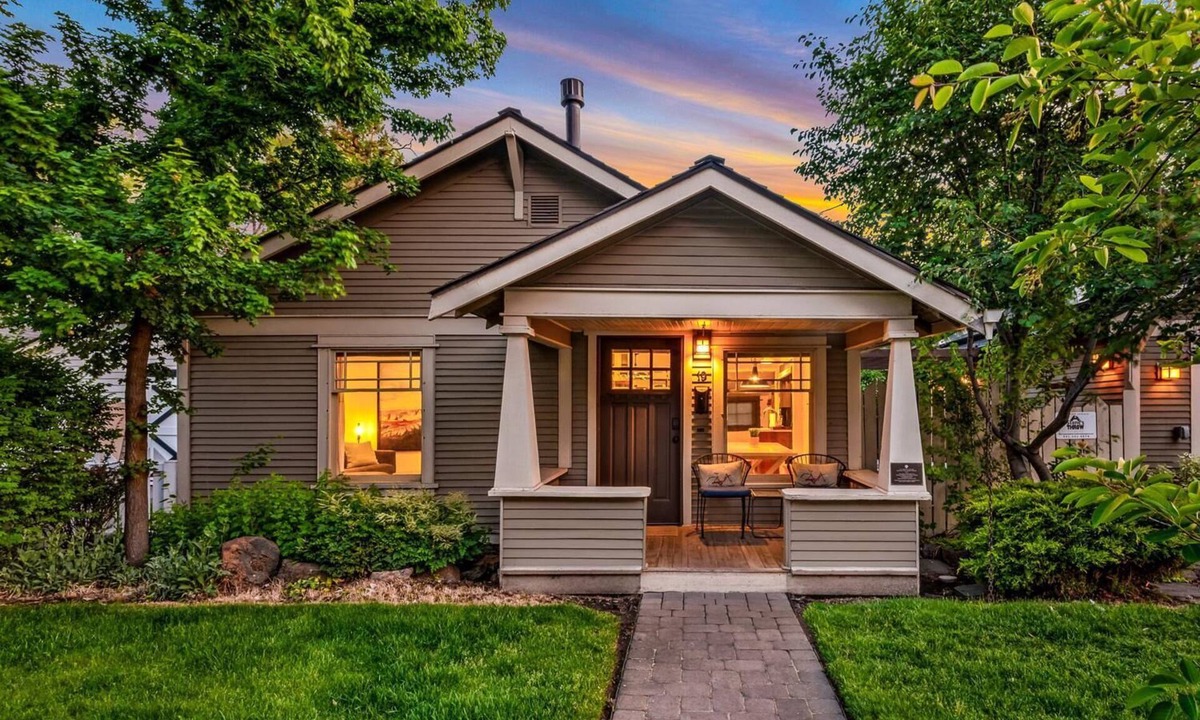 Old Bend House | Historic Cecil Sly House, Salt Hot Tub, Electric Charger, in Downtown