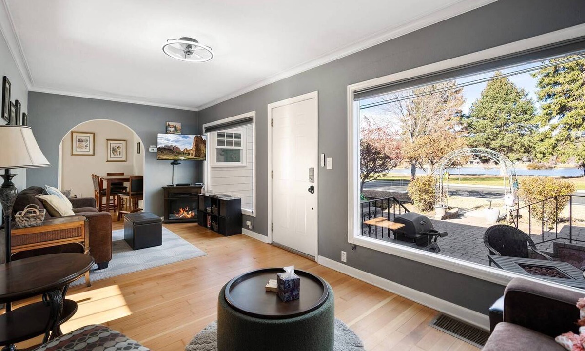 Old Bend Condo | Historic Drake Cottage 30 Day Rental. Across from Drake Park, Mirror Pond, downtown Bend. Furnished.
