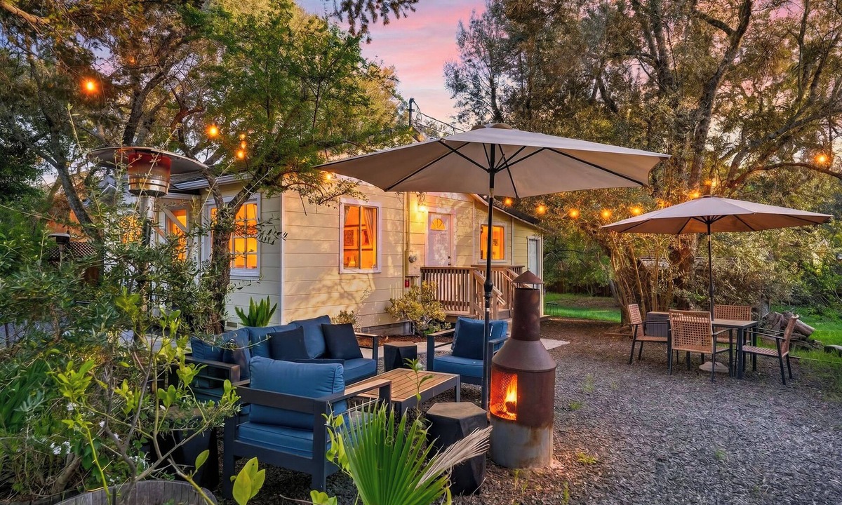 Glen Ellen House | Hobby Vineyard + Firepit + Outdoor Living + EV Charger | Grapevine Cottage