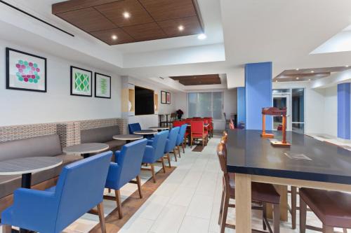 Laguna West-Lakeside Hotel | Holiday Inn Express Elk Grove West I-5 by IHG