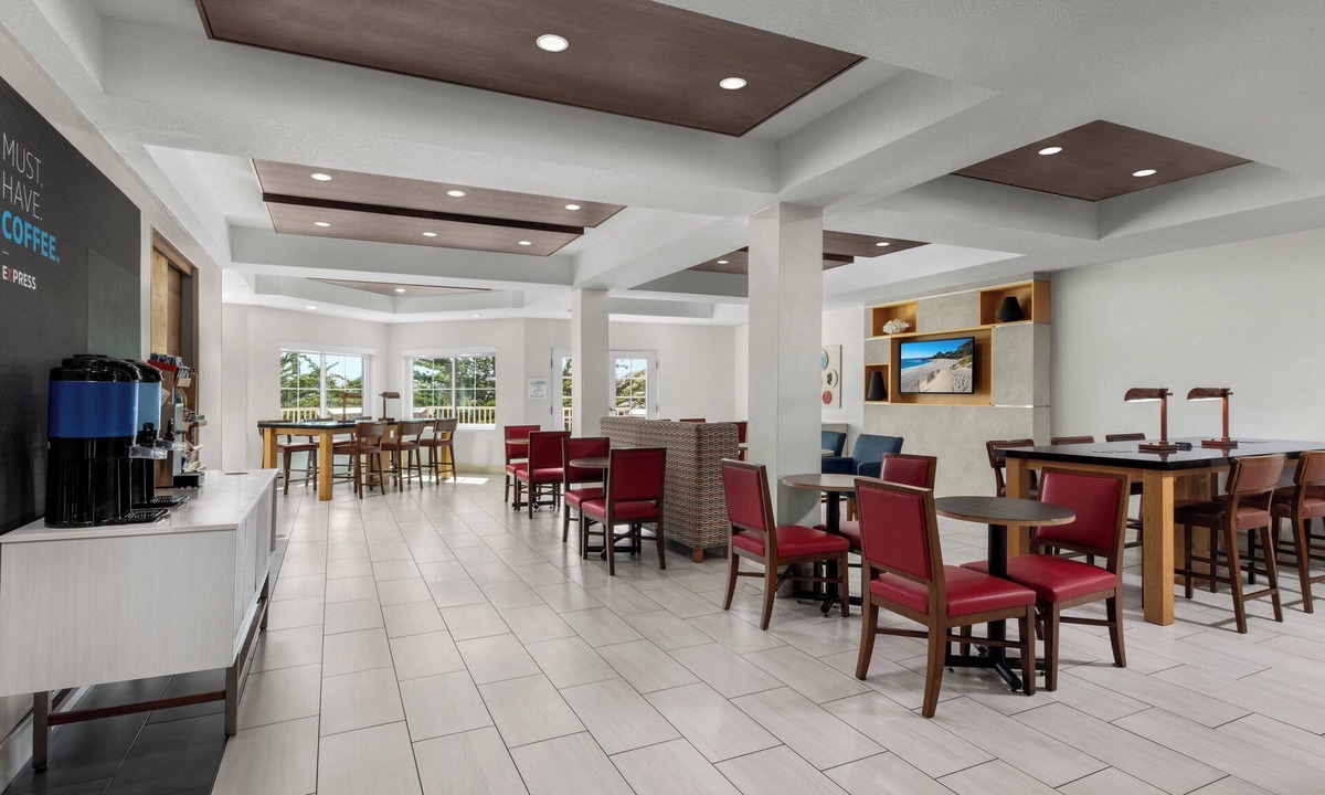 Marina Hotel | Holiday Inn Express Hotel & Suites Marina - State Beach Area by IHG