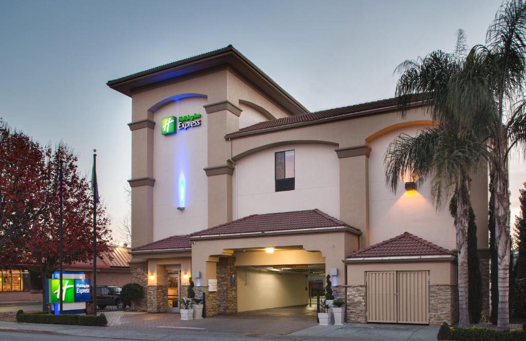 Staumbaugh Heller Hotel | Holiday Inn Express Redwood City Central by IHG