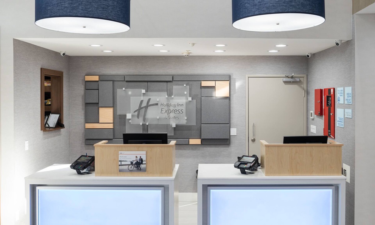 Lake Forest Hotel | Holiday Inn Express & Suites Lake Forest by IHG