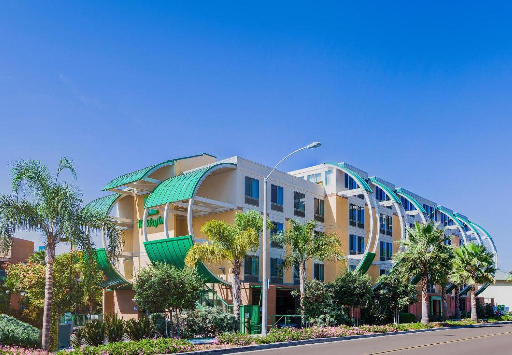 Oceanside Hotel | Holiday Inn Oceanside Marina Camp Pendleton by IHG