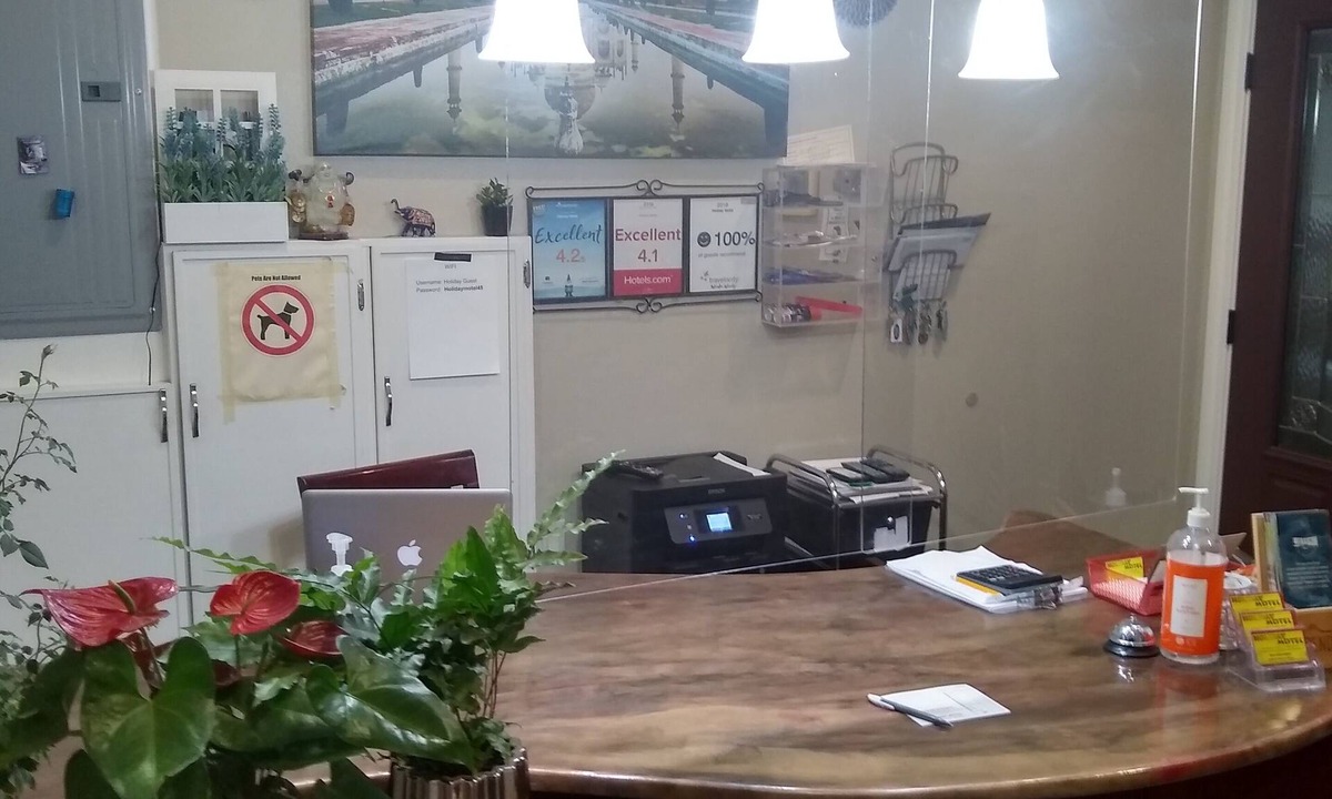 Larkspur Hotel | Holiday Motel