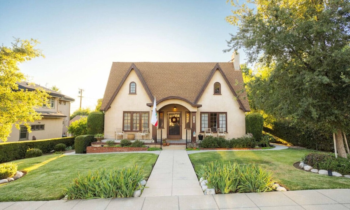 Monrovia House | `Home Away From Home`charming tudor fit for family