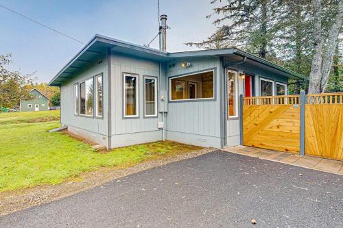 Coos Bay House | Home near the ocean with wood stove large yard washer&dryer streaming patio