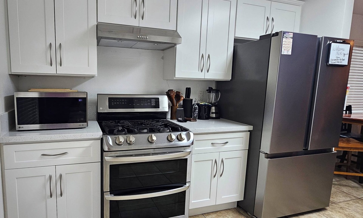 Kaweah House | Home with family King bed. To Visalia 4 min. Away. Near sequoia tional park
