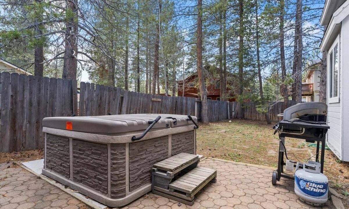 Tahoe Paradise House | Hot Tub | BBQ | Deck | Pet Friendly