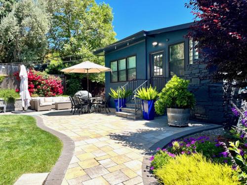 San Anselmo Apartment | Hot Tub Bright Modern steps to downtown