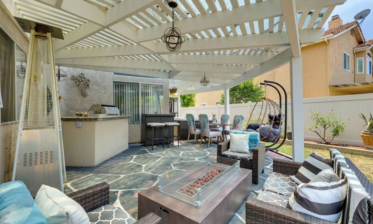 North Valley House | Hot Tub! Extended Escape 9 Mi to Oceanside Beach