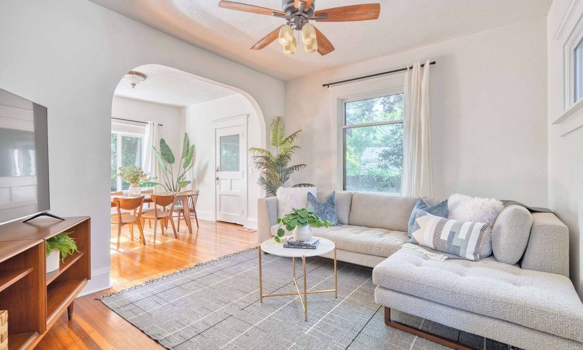 King House | Hot tub | Mid-Century 3BR/1BA | Big Yard | Near Alberta