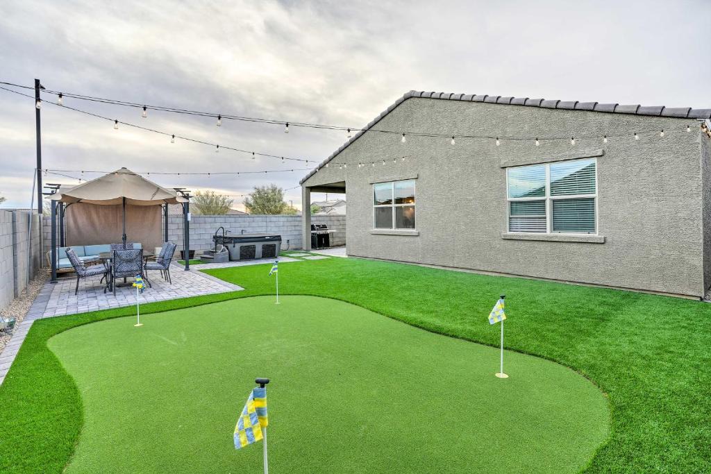 Glendale House | Hot Tub, Putting Green! New-Build Glendale Home