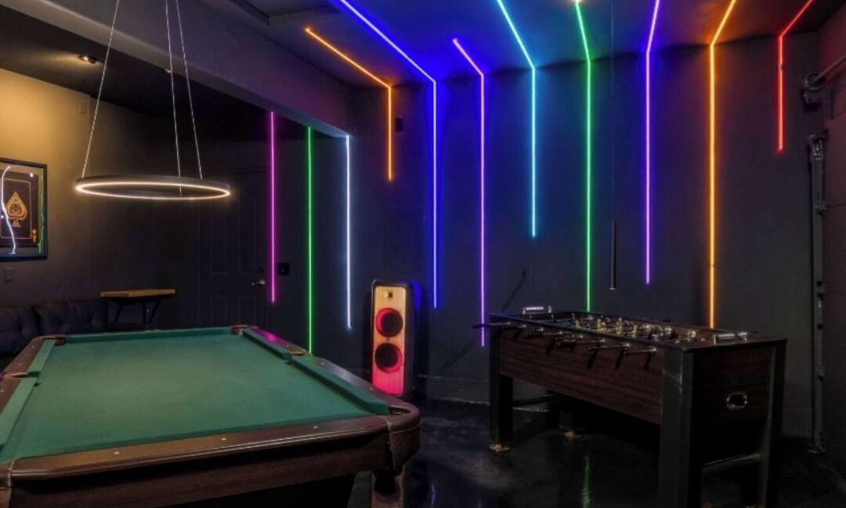 Vancouver House | Hot Tub , Sauna , Movie Theater, Pool table, Park ,Office, Play ground.