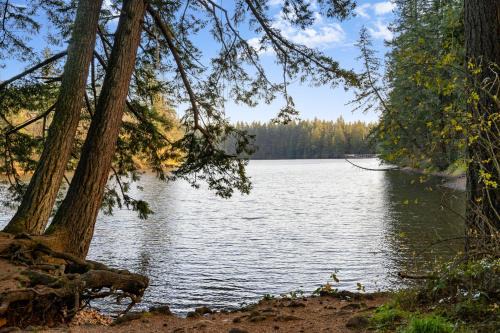 Carver House | House near Lake w Beautiful Acres to Explore