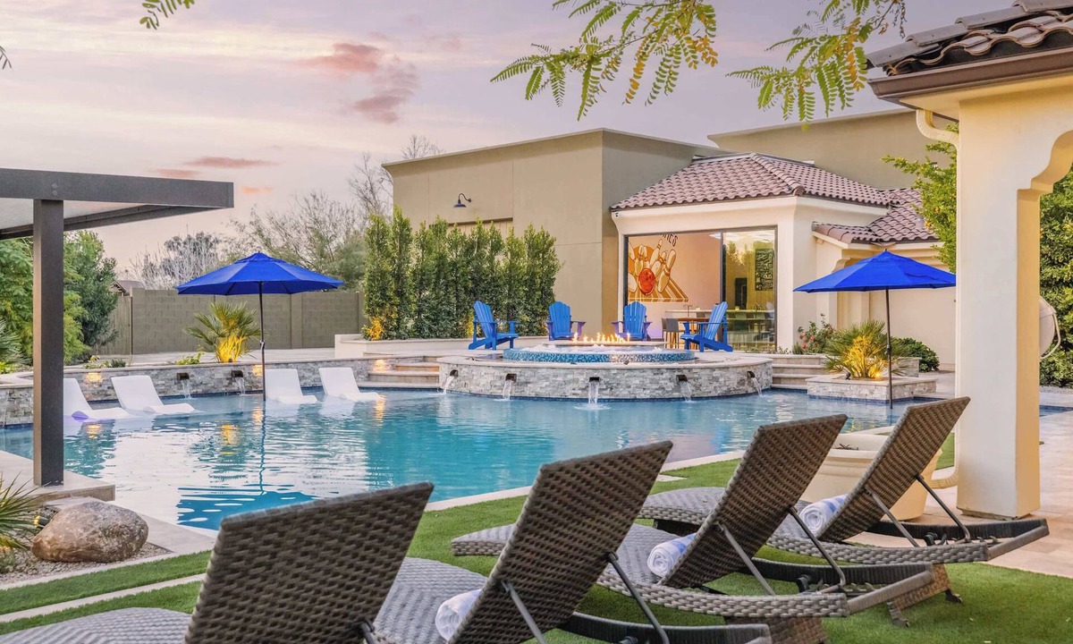 Central Scottsdale House | HÓZHÓ Shea | Bowling Alley, Theatre & Hot Tub