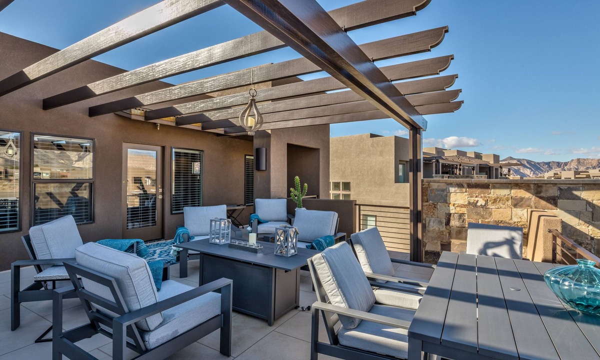 St. George Villa | Huge 4BR Sleeps 22 - Snow Canyon Views & Patios