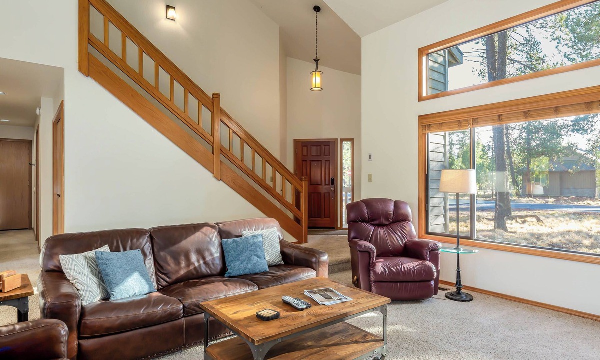 Sunriver House | HUMM21 - Walk to Deschutes River, Hot Tub, Wood Fireplace