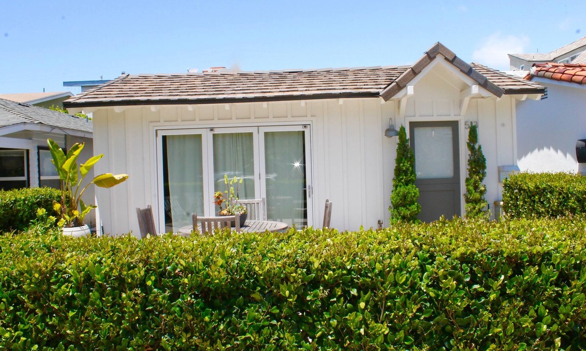 Corona del Mar House | IDEAL BEACH RETREAT Light, Bright & Clean! With A/C!