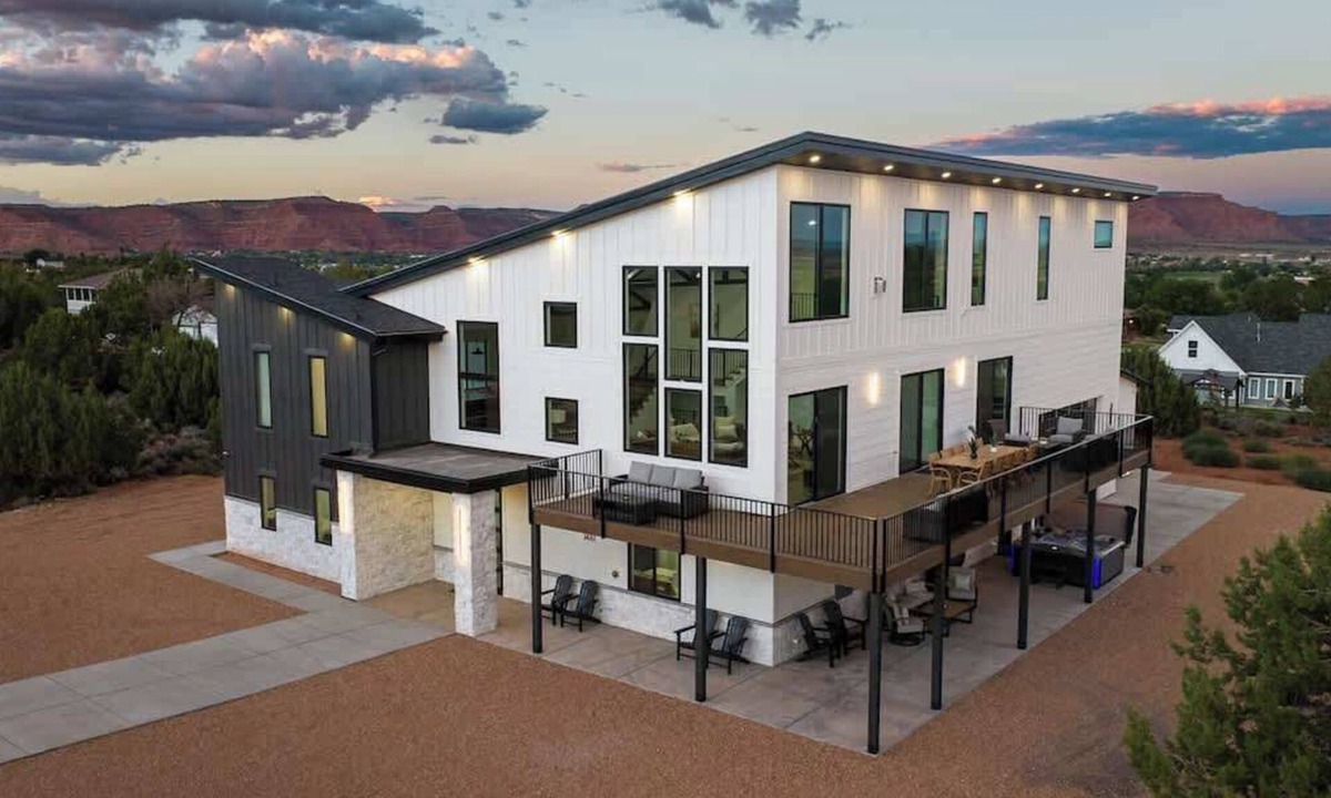 Kanab House | Indoor Sports Court, Pool, Hottub, 30+ People