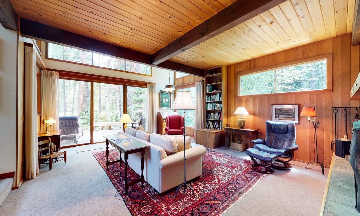 Black Butte Ranch House | Inviting & comfortable Black Butte home with hot tub, pool, tennis & basketball