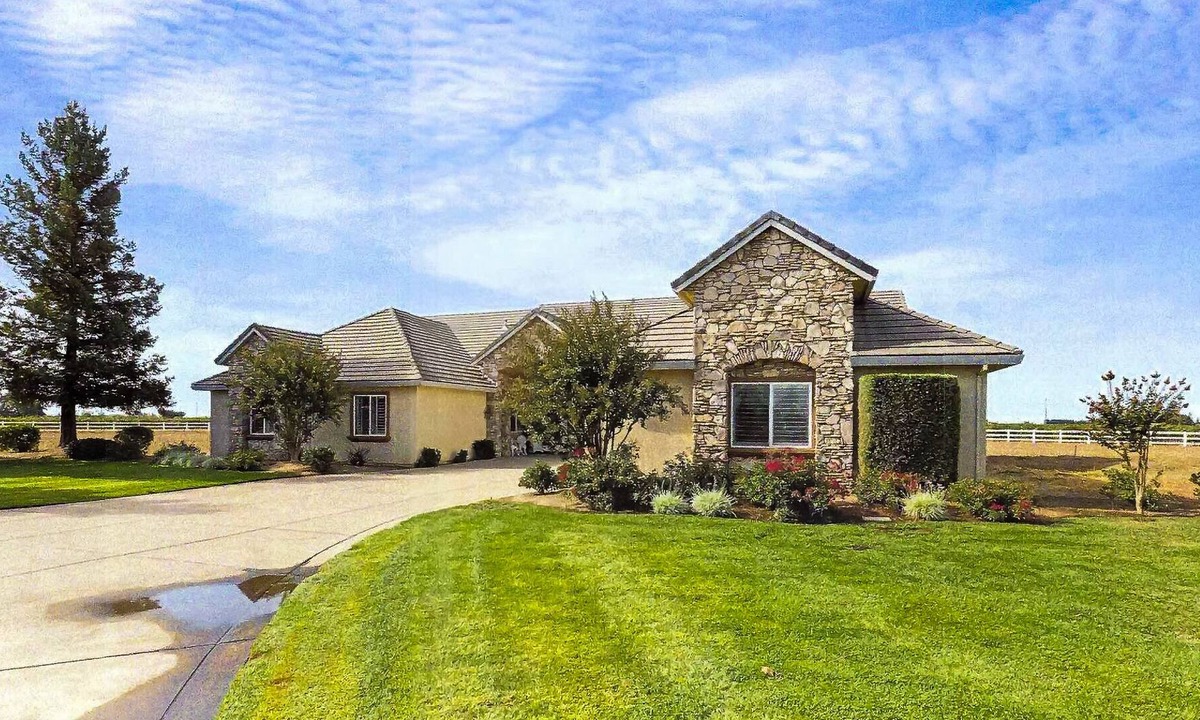 Victor House | Inviting Home on 2.5 acres, Near Vineyards