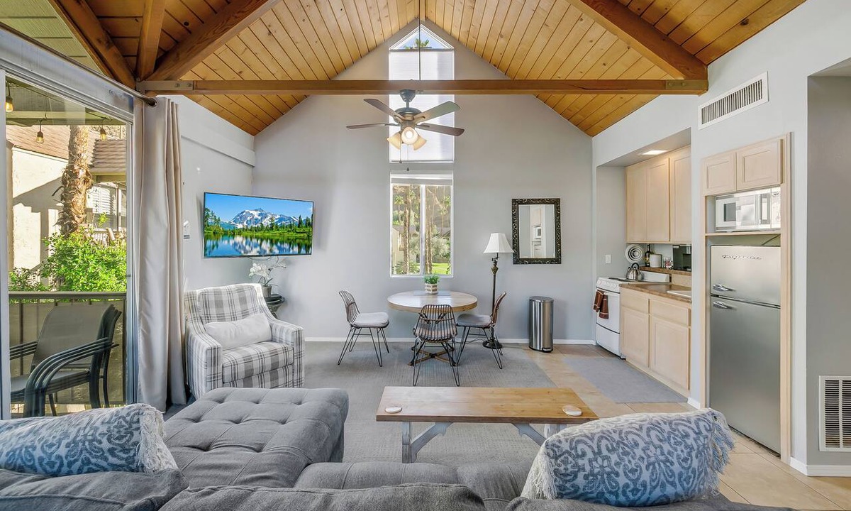 Indian Wells Condo | IW Retreat, Super Comfy Studio with Beautiful Mountain & Pool Views! Sleeps 3-4