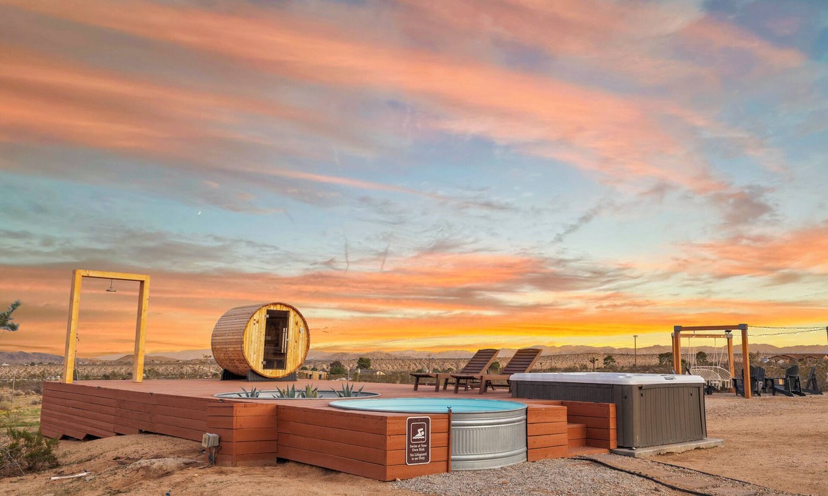 Yucca Valley House | Joshua Tree-Spa Pool Firepit Sauna Game Room