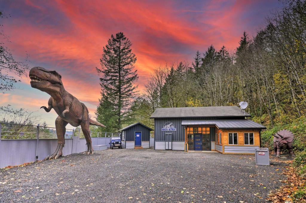 Washougal House | Jurassic Retreat: Hot Tub & Life-Size Dinosaurs!