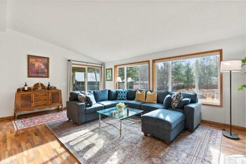 Deschutes River Woods House | Just Around the Bend For 8