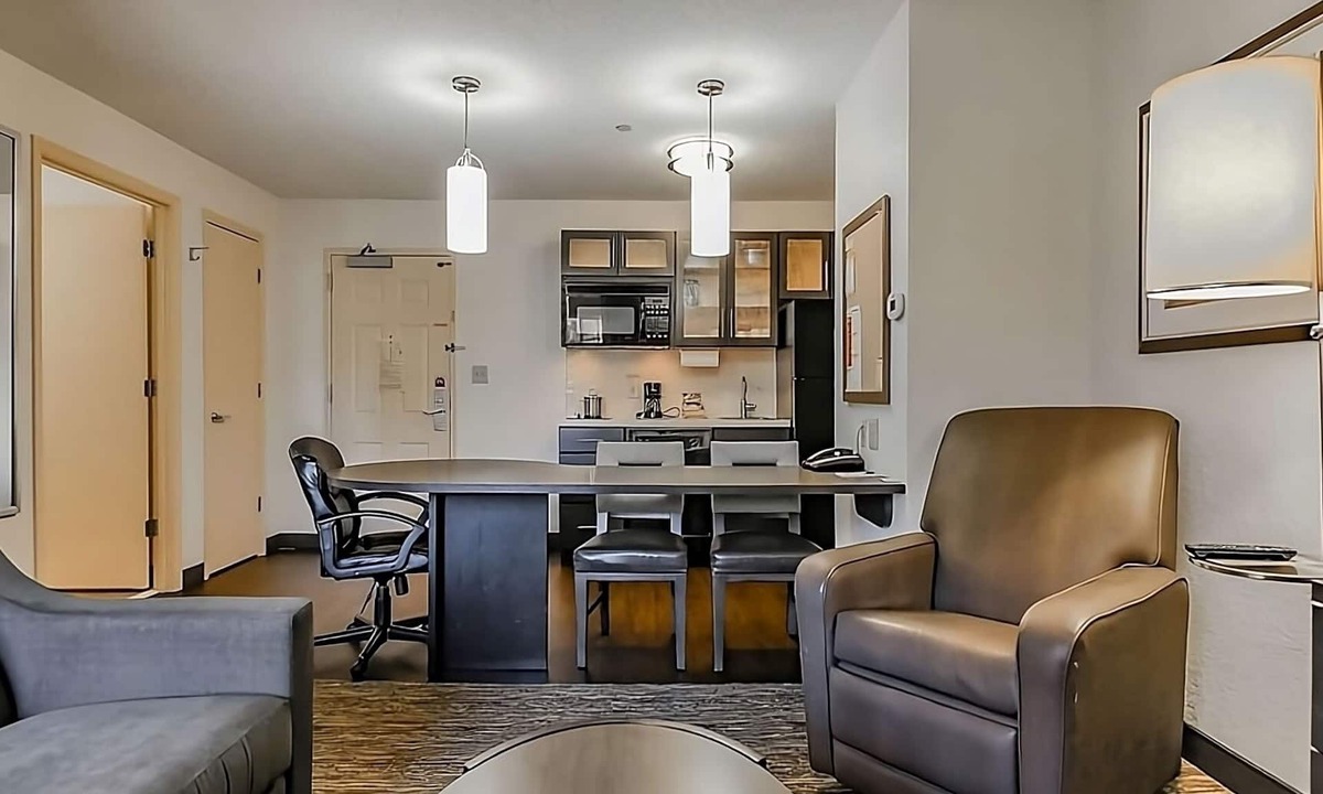 Anaheim Resort Hotel | Just What You Were Looking For! 2 Comfortable Units, Kitchenette, Pets Allowed