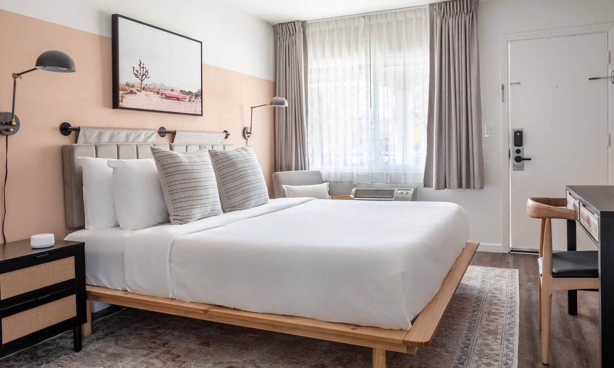 Ventura House | Kasa Palo Alto | Spacious Suite with 1 King and 1 Full Bed