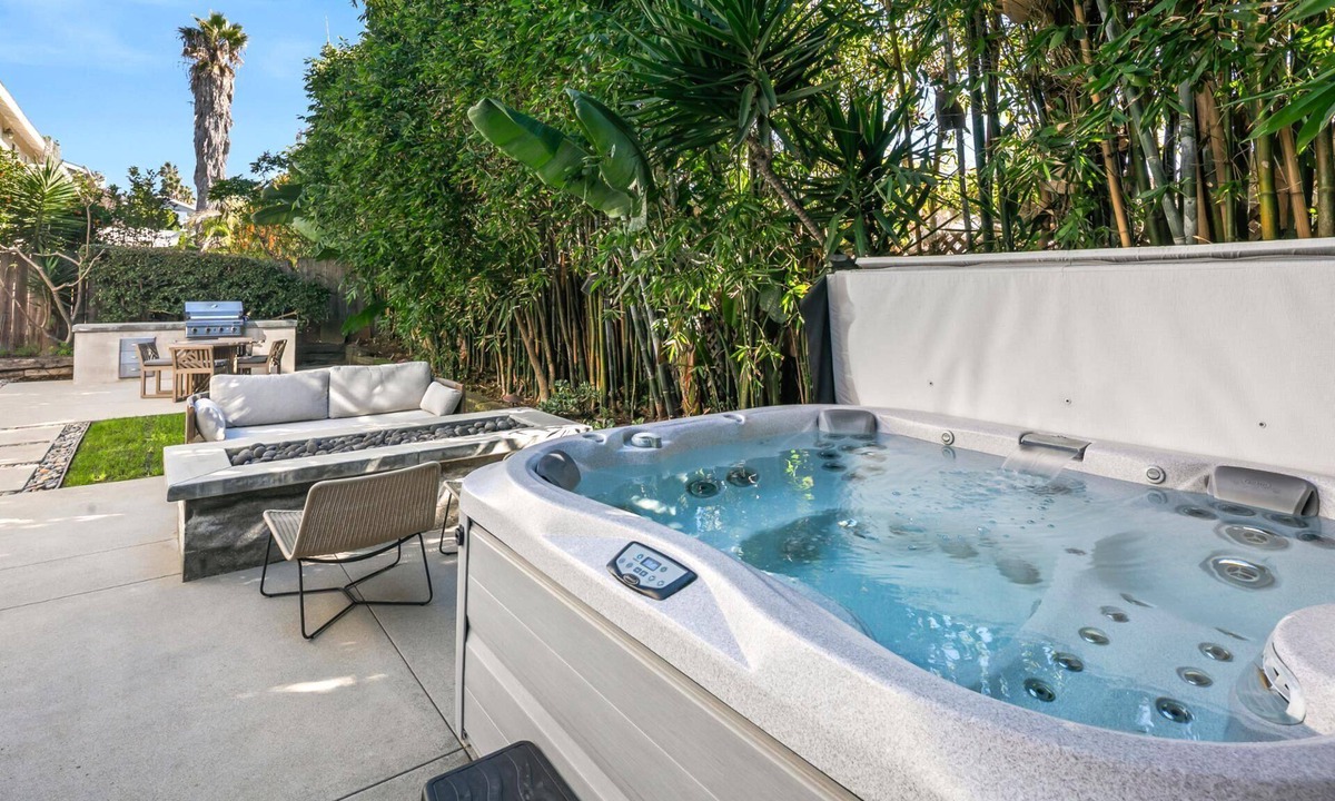 Leucadia House | KBM Resorts | 30 Day Rental | 4 Bed/3.5 Bath Luxury Home | Hot Tub, BBQ | San Diego Getaway | HMS-606