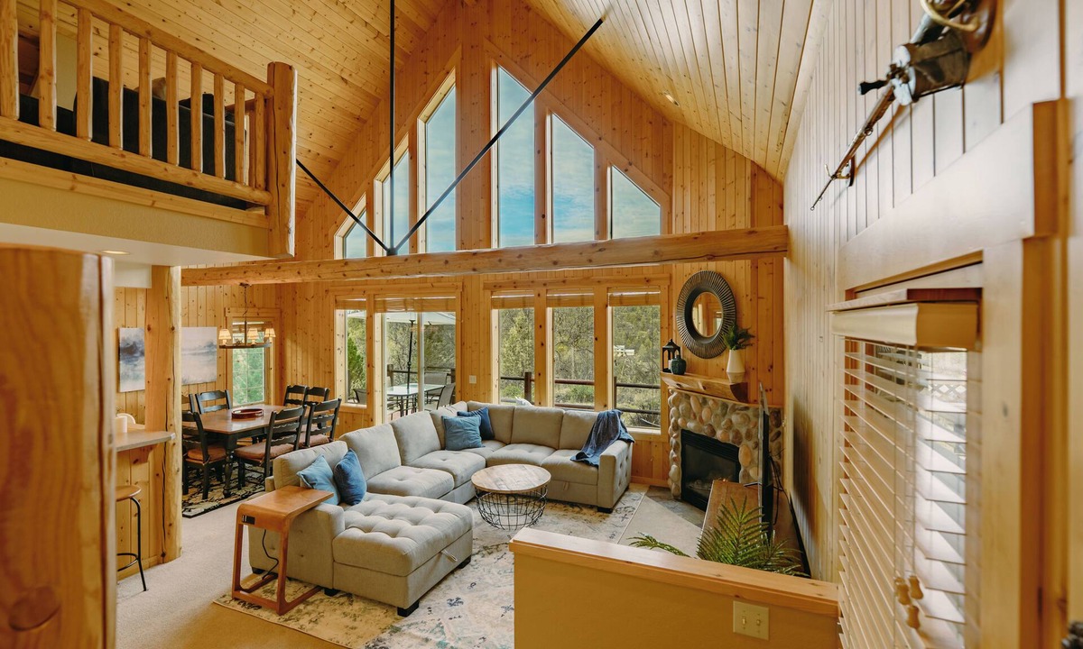 Klamath Falls Ski Chalet | King Bed, Private Hot Tub, Running Y Resort Access, Golf Course, Crater Lake