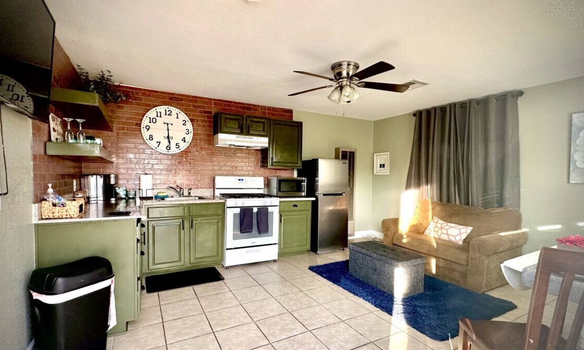 Redlands House | King Bed | Travel | Work | Dog Friendly