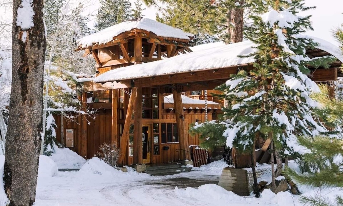 Truckee Hotel | King + Twin Sleeper Room at Gravity Haus, Outdoor Mountain Fun, Truckee Locale
