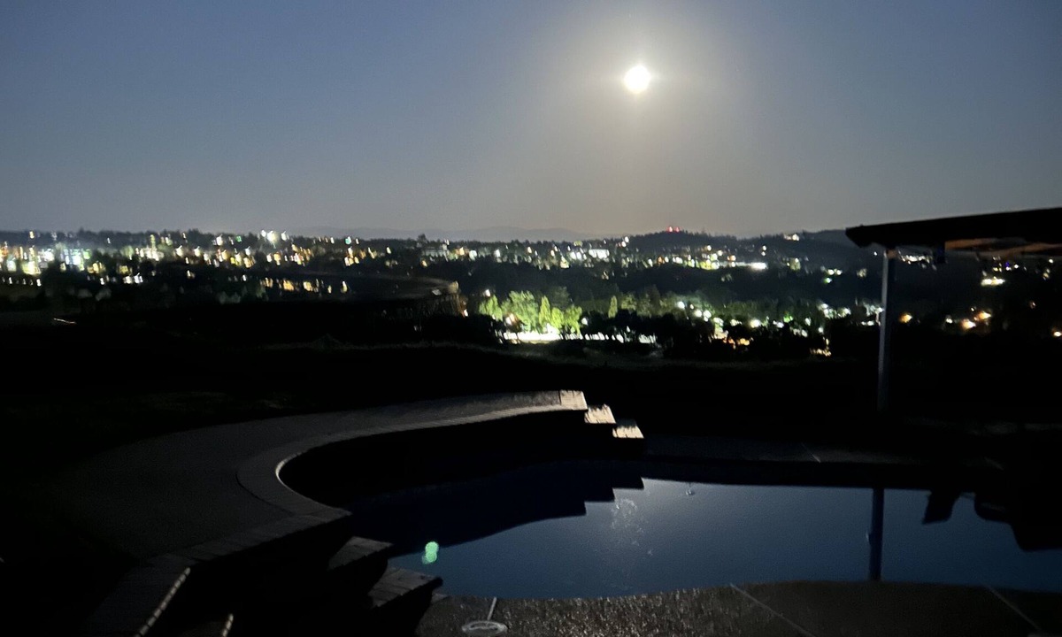 Redding House | Kingsview Luxury Retreat above the city 1 King Bed 2 Queen beds