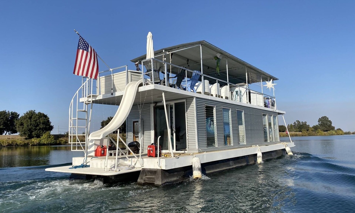 Walnut Grove Boat Rental | Koket Resort- Houseboat Bliss on the Delta