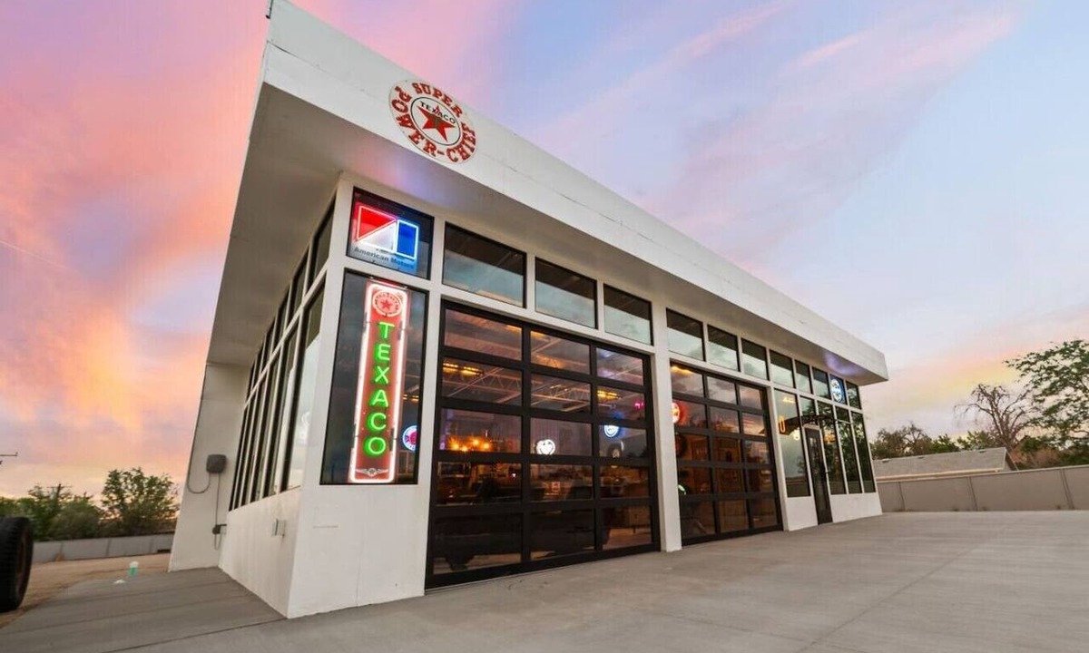 Hanksville House | Krusty's Motor Suite - Historic Gas Station Converted Retro Neon Garage!