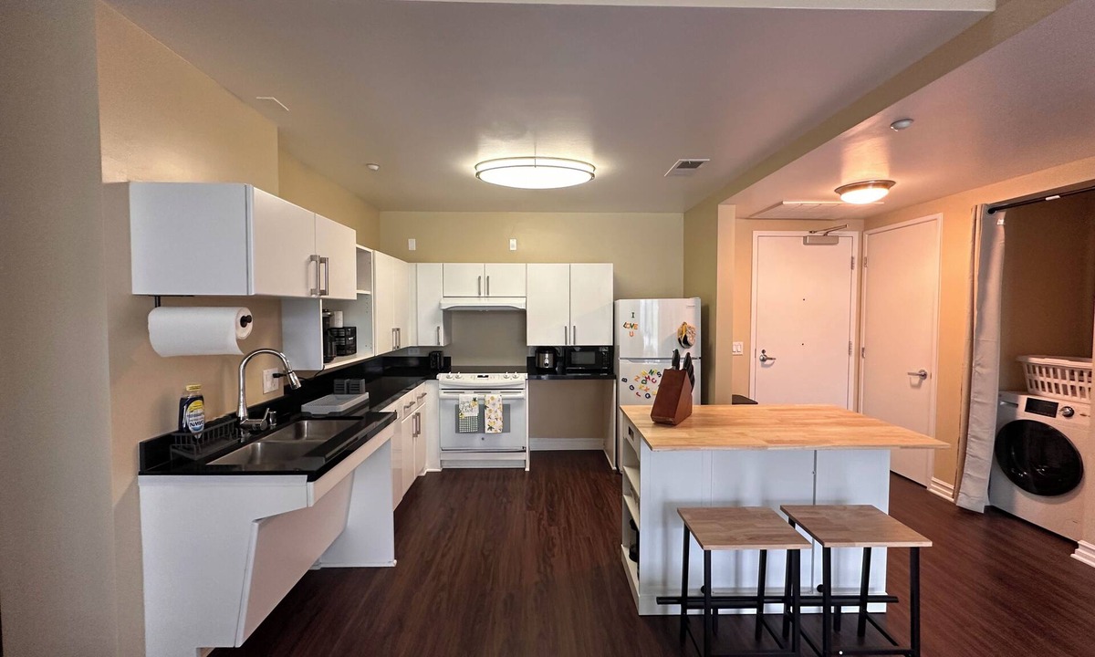 Wilshire Center Apartment | KTown 2BR - Parking, Pool, Walk to Metro