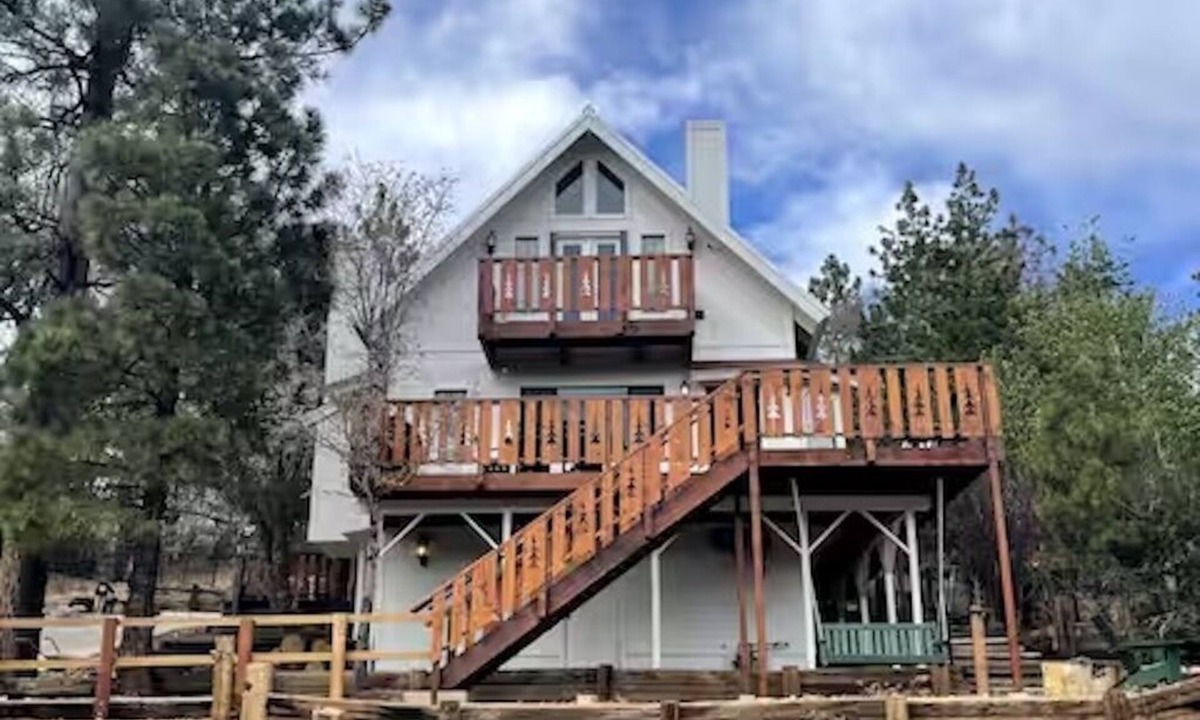 Upper Moonridge Ski Chalet | L'Après Chalet · Bear Mtn Views · Sleeps 6 · Pet-Friendly