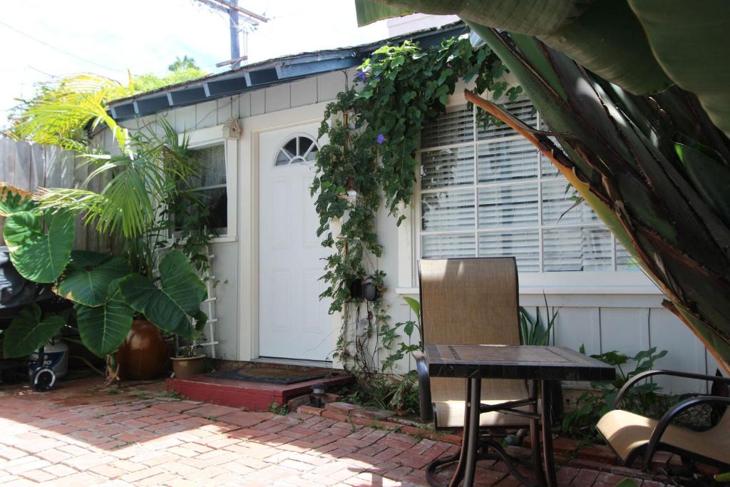 Beach Barber Tract House | La Jolla Cottage